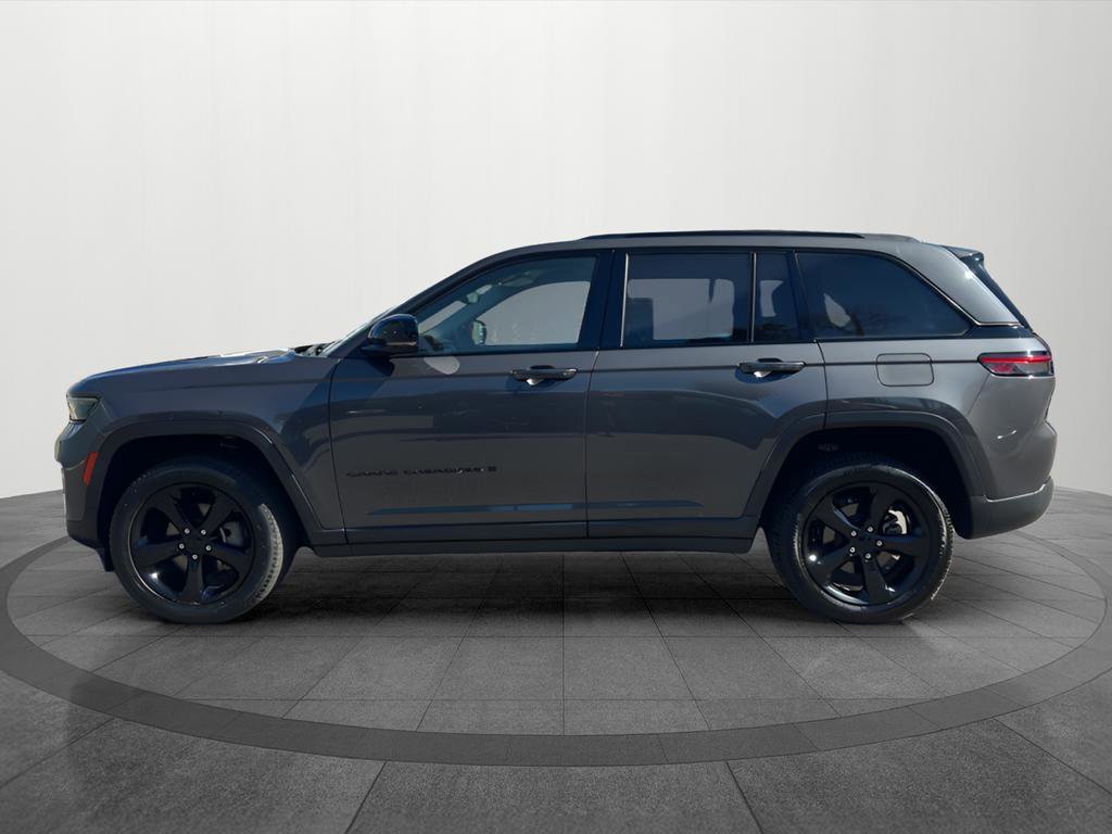 Used 2023 Jeep Grand Cherokee Limited w/ Black Appearance Package image 2