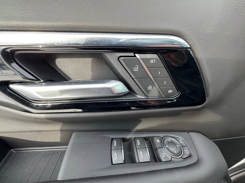 Used 2025 Chevrolet Suburban High Country image 14