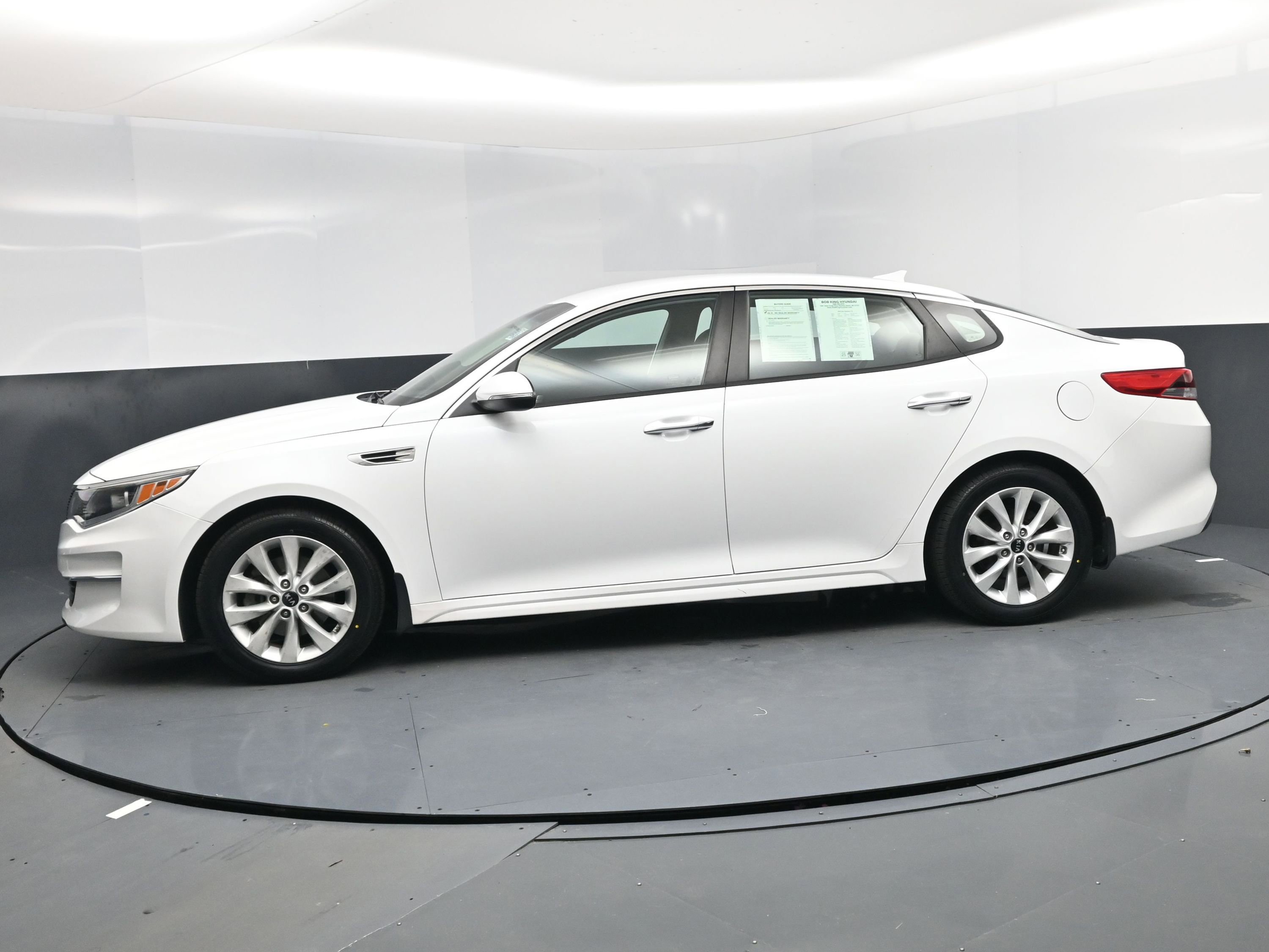 Used 2018 Kia Optima LX w/ 17" Alloy Wheels Package image 3