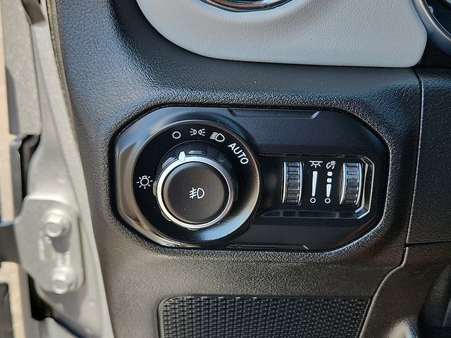 Used 2021 Jeep Wrangler Unlimited Sahara AWD/4WD image 15