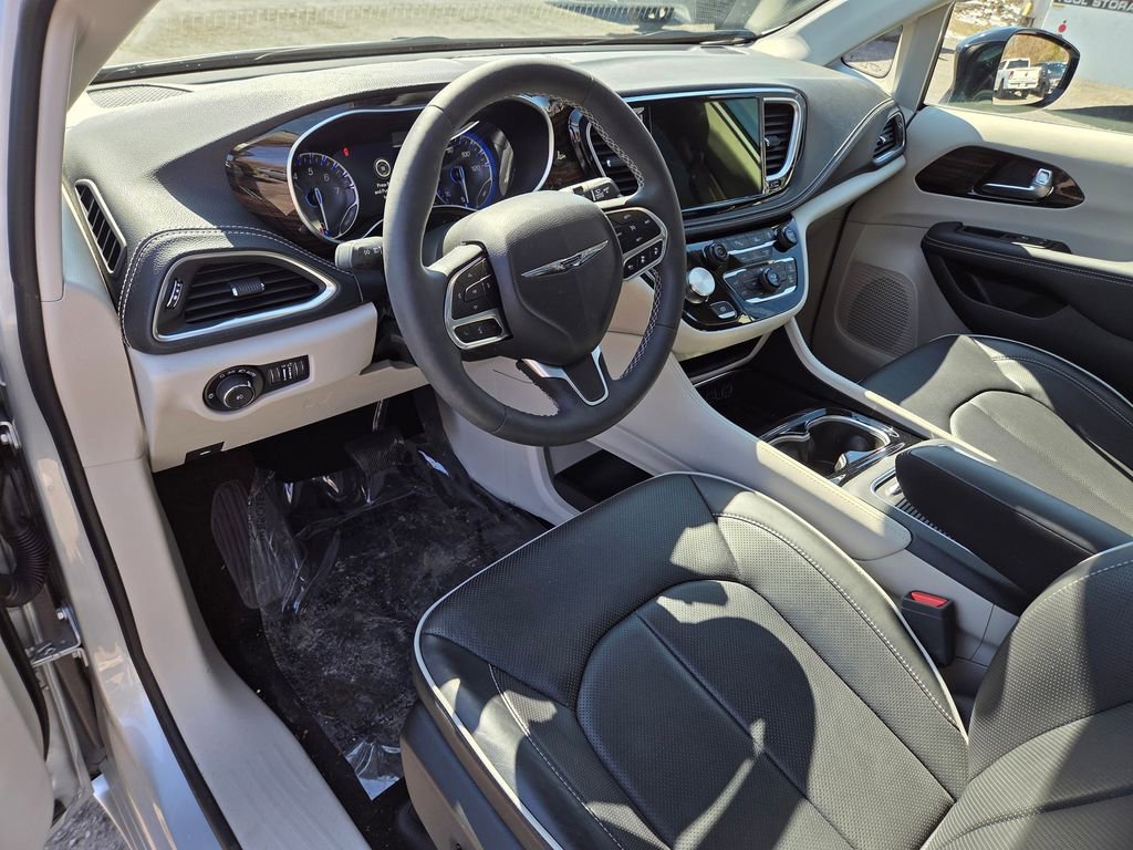 Used 2024 Chrysler Pacifica Limited image 11