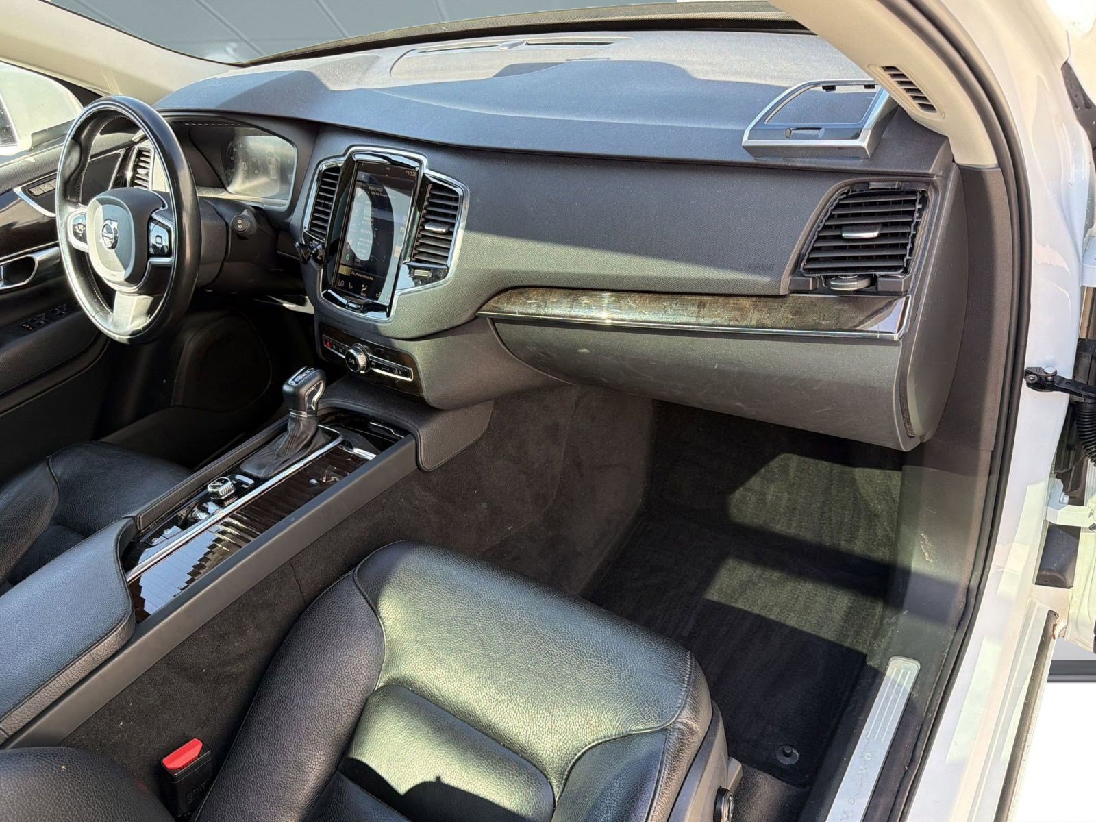 Used 2017 Volvo XC90 T6 Momentum w/ Vision Package image 31