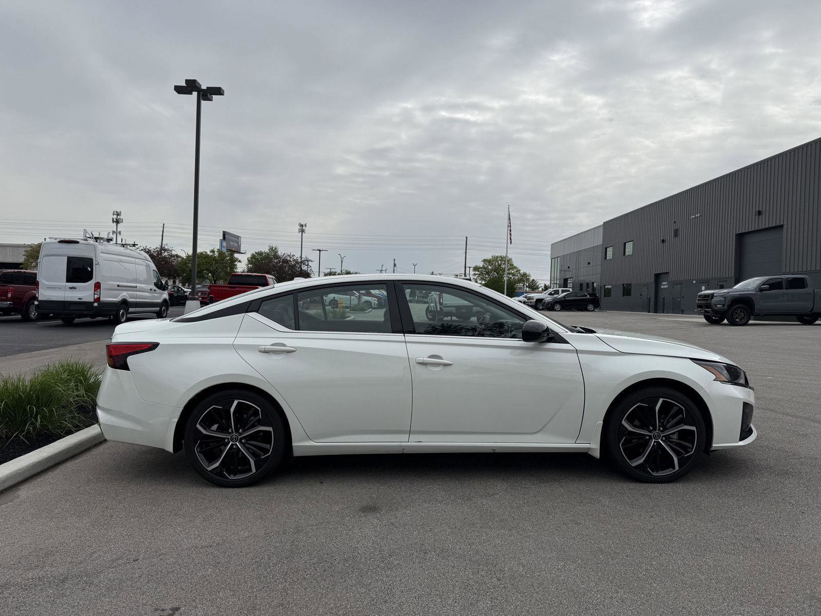 Used 2023 Nissan Altima 2.5 SR FWD image 2