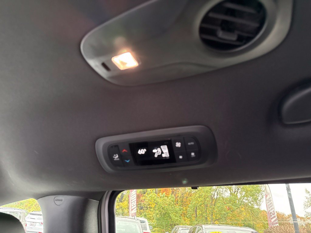 Used 2026 Chrysler Pacifica Select FWD image 19
