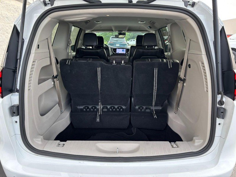 Used 2024 Chrysler Pacifica Touring-L FWD image 7