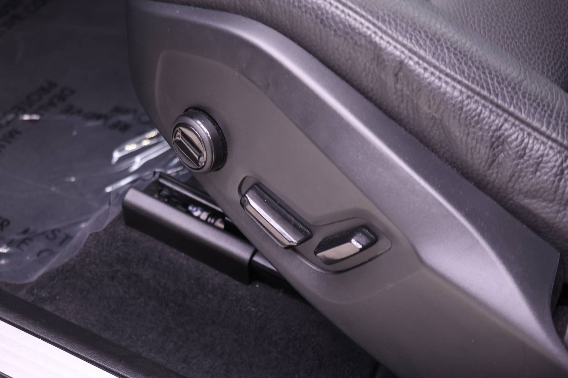 Certified 2025 Volvo XC60 B5 Plus image 19