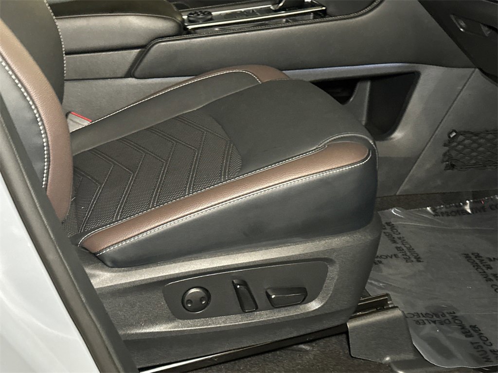 Used 2023 Nissan Pathfinder Platinum image 9