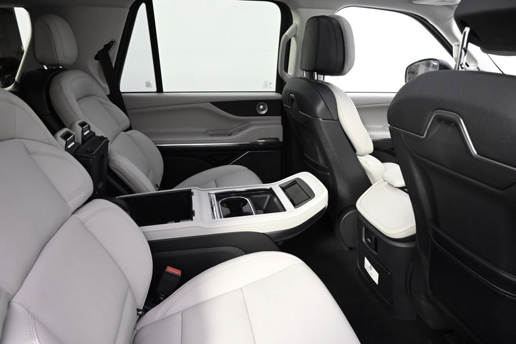 New 2026 Lincoln Navigator Reserve w/ Jet Appearance Package AWD/4WD image 18