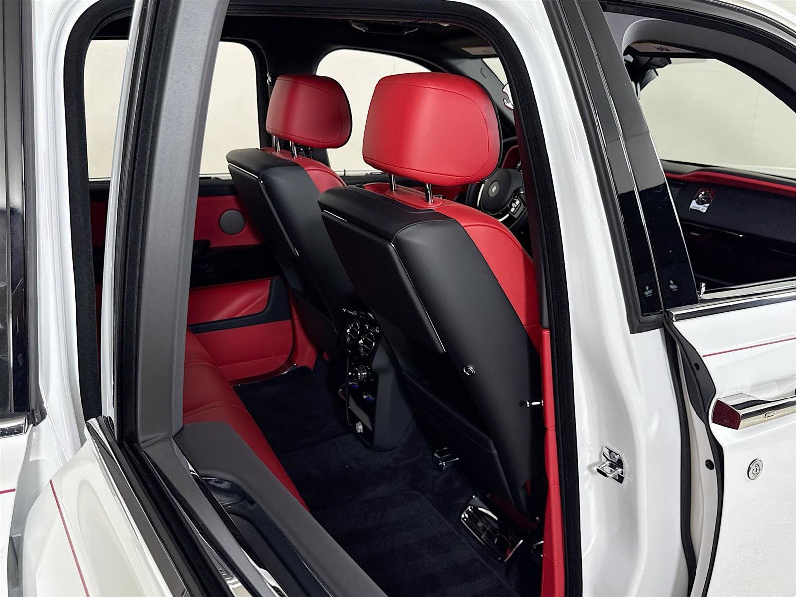 Used 2024 Rolls-Royce Cullinan image 32