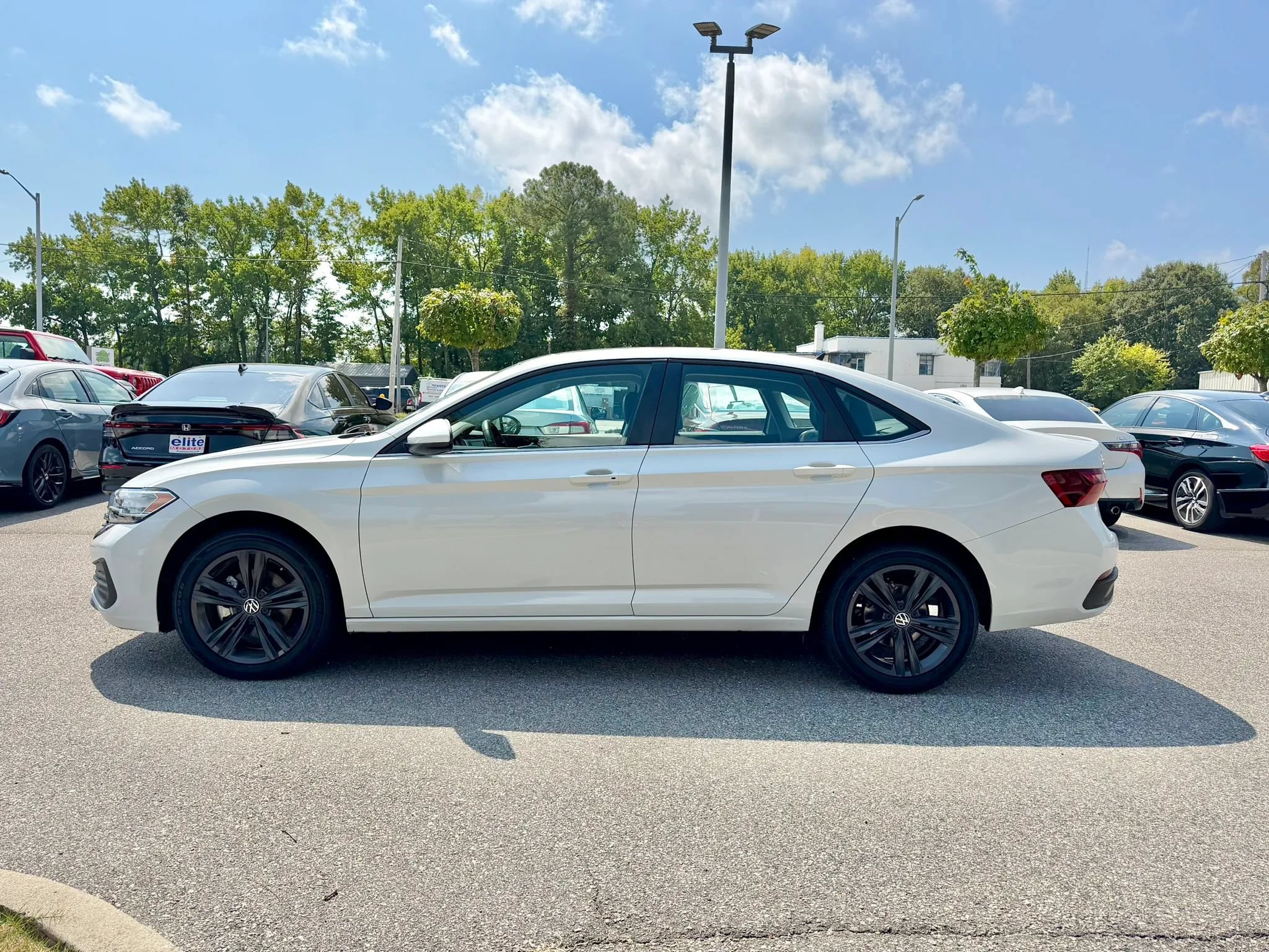 Used 2023 Volkswagen Jetta SE w/ Panoramic Sunroof Package FWD image 4