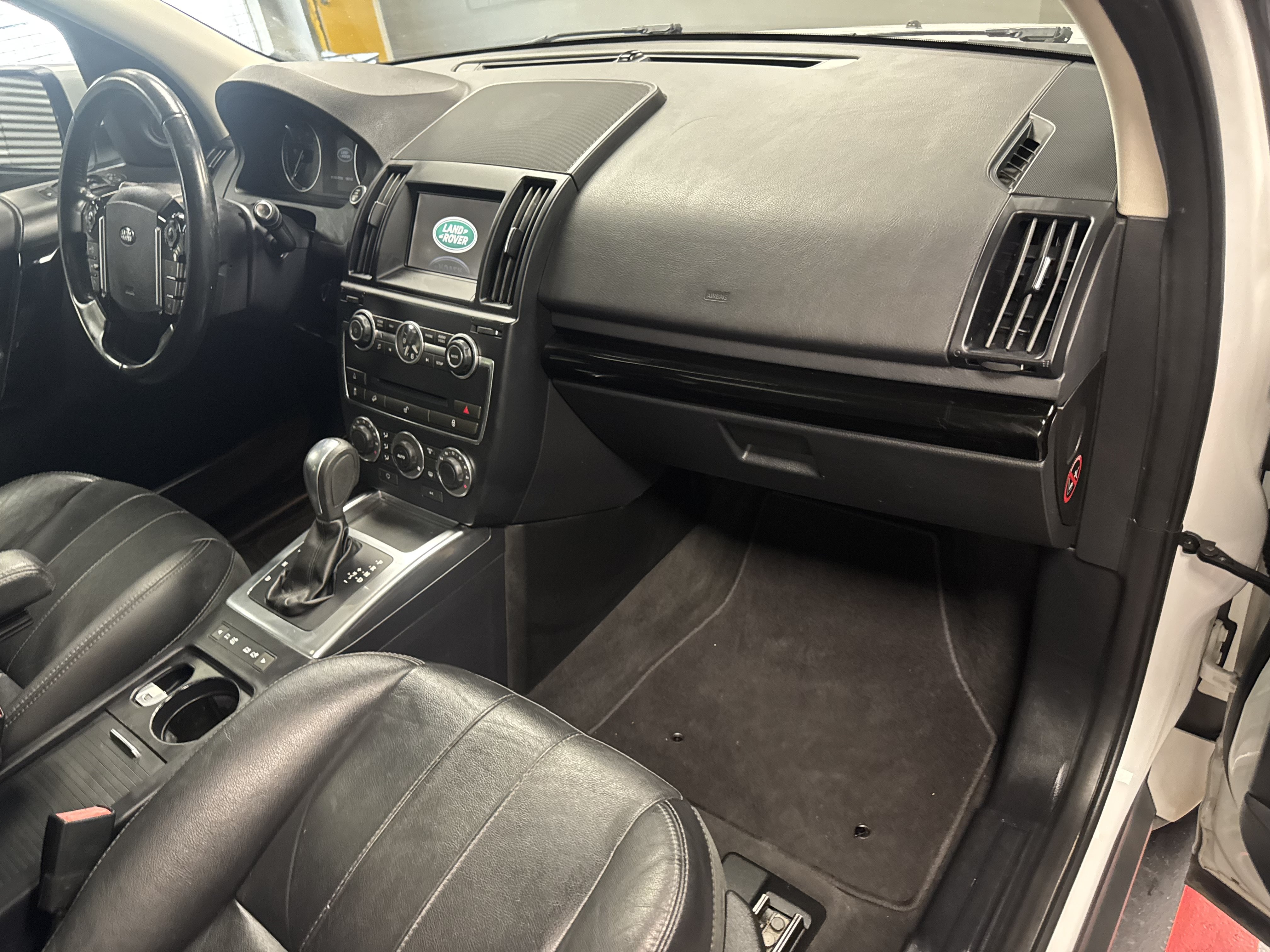Used 2015 Land Rover LR2 HSE AWD/4WD image 9