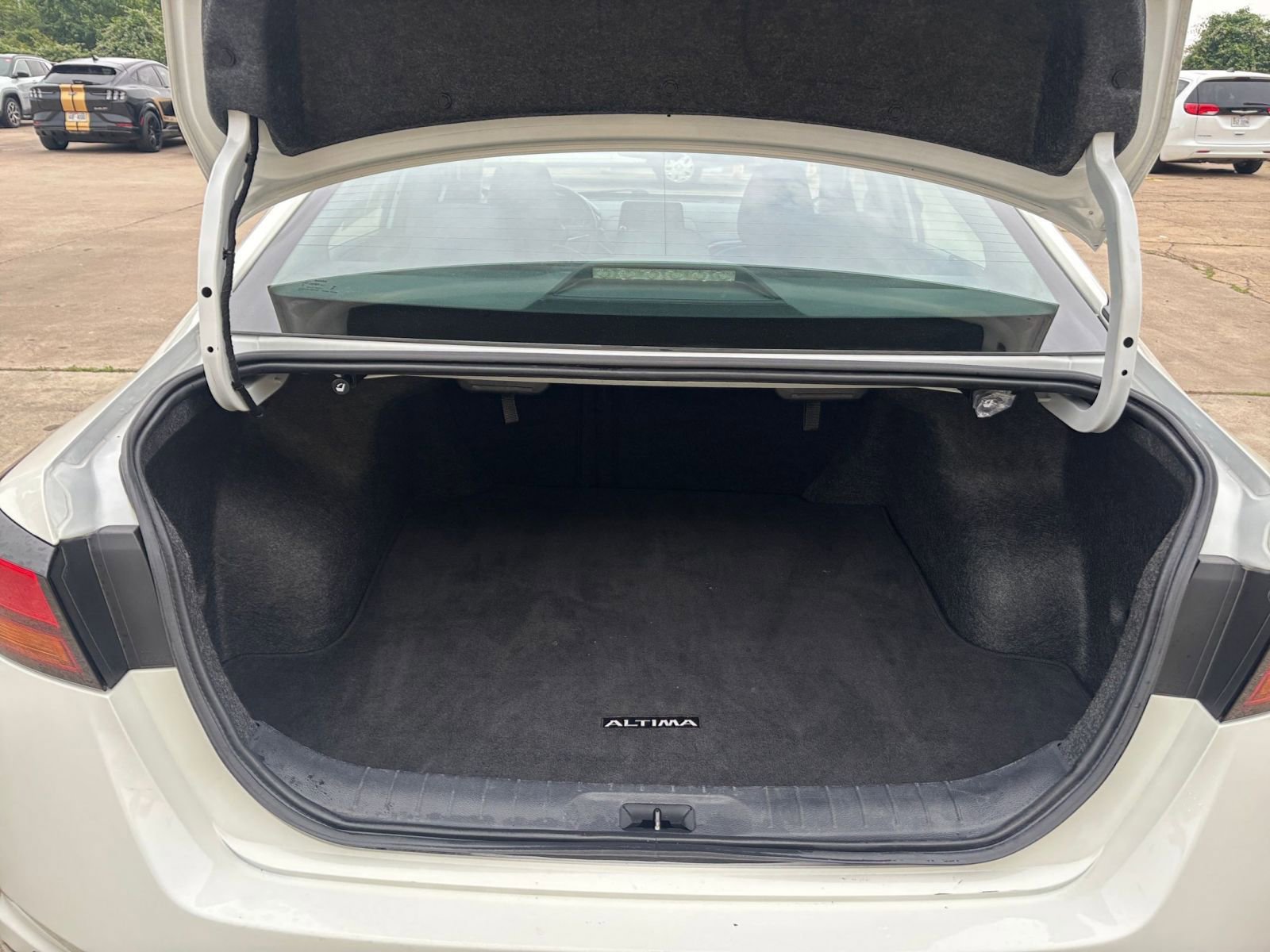 Used 2025 Nissan Altima 2.5 SV FWD image 31