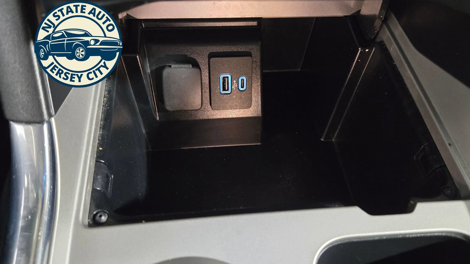 Used 2021 Ford Explorer Limited w/ Equipment Group 301A AWD/4WD image 21