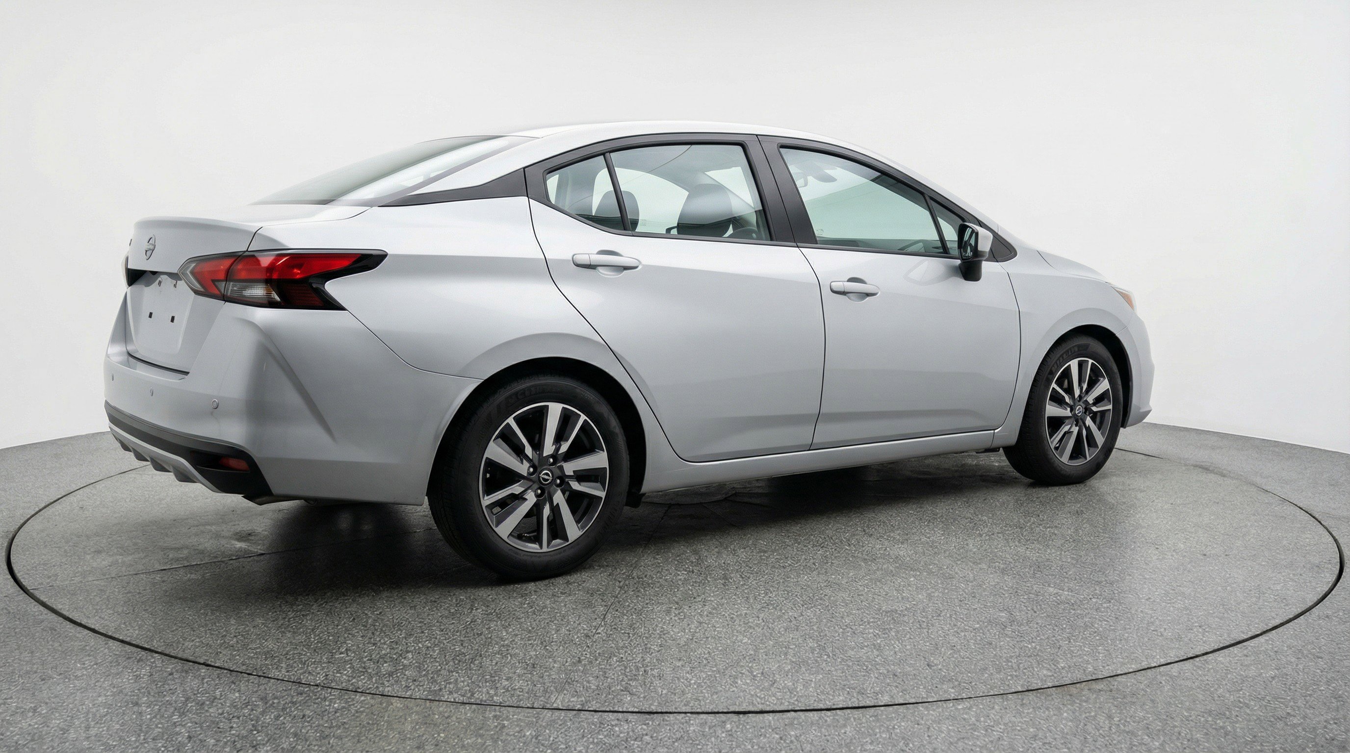 Used 2025 Nissan Versa SV image 9