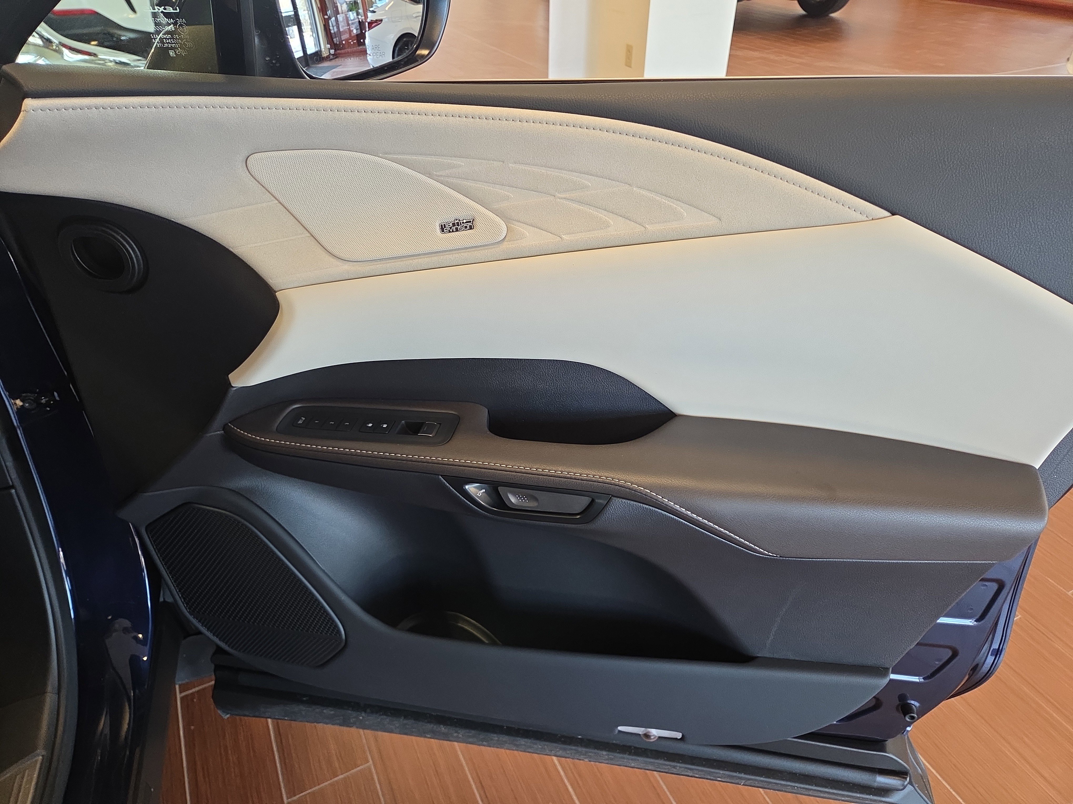 Certified 2025 Lexus RX 450h AWD w/ Convenience Package image 16