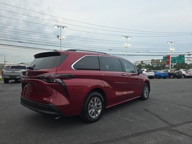Used 2026 Toyota Sienna XLE FWD image 5