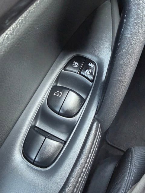 Used 2018 Nissan Rogue SV w/ Premium Package image 18