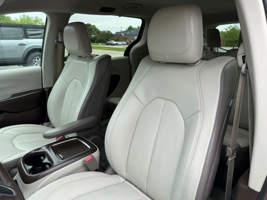 Used 2017 Chrysler Pacifica Touring-L Plus FWD image 11