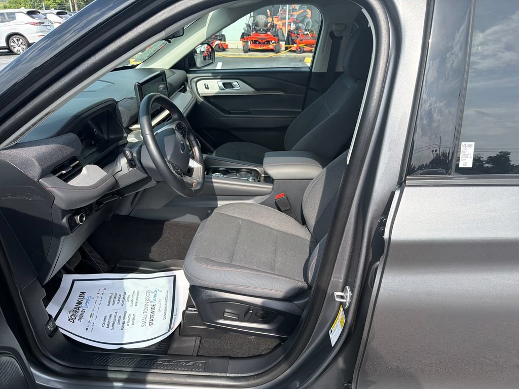 Used 2025 Ford Explorer Active AWD/4WD image 14