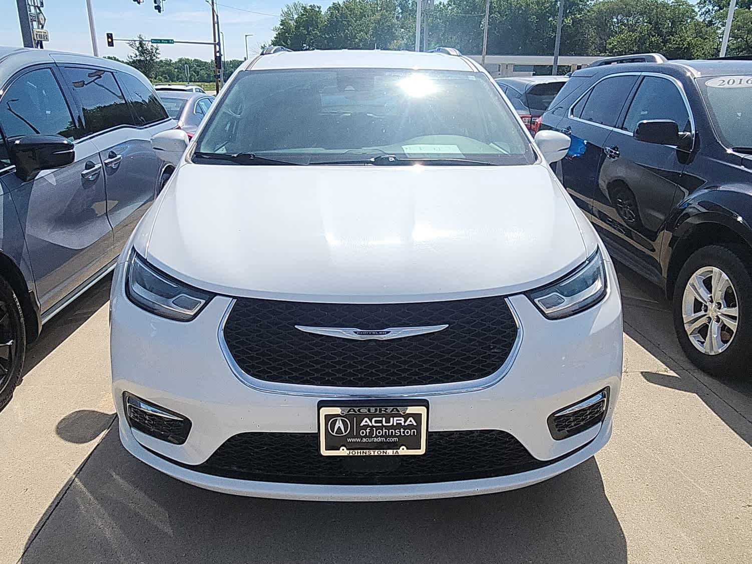 Used 2022 Chrysler Pacifica Touring-L FWD image 2