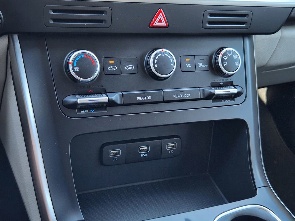 Used 2024 Kia Carnival LX image 17