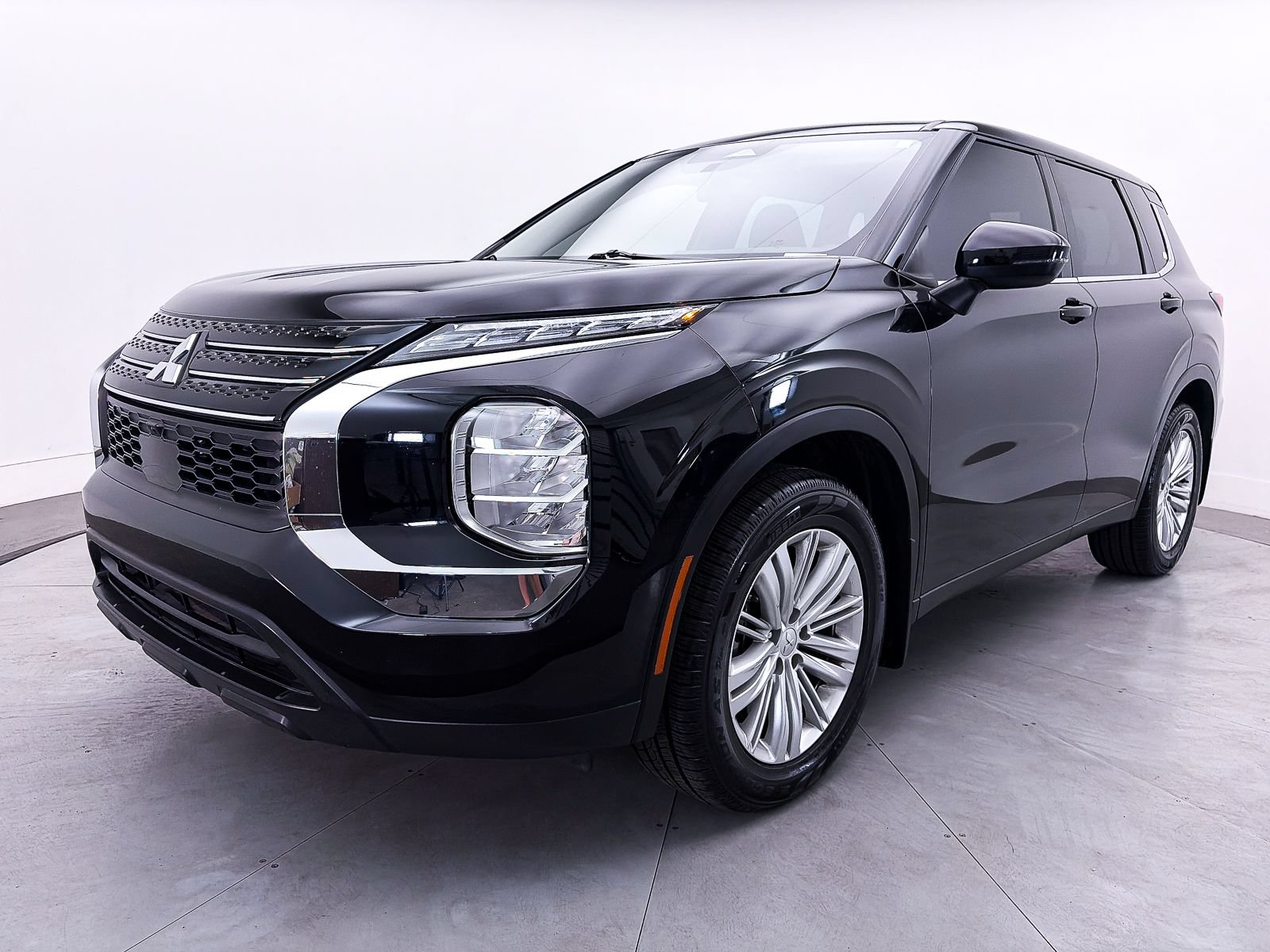 Used 2023 Mitsubishi Outlander ES FWD image 11