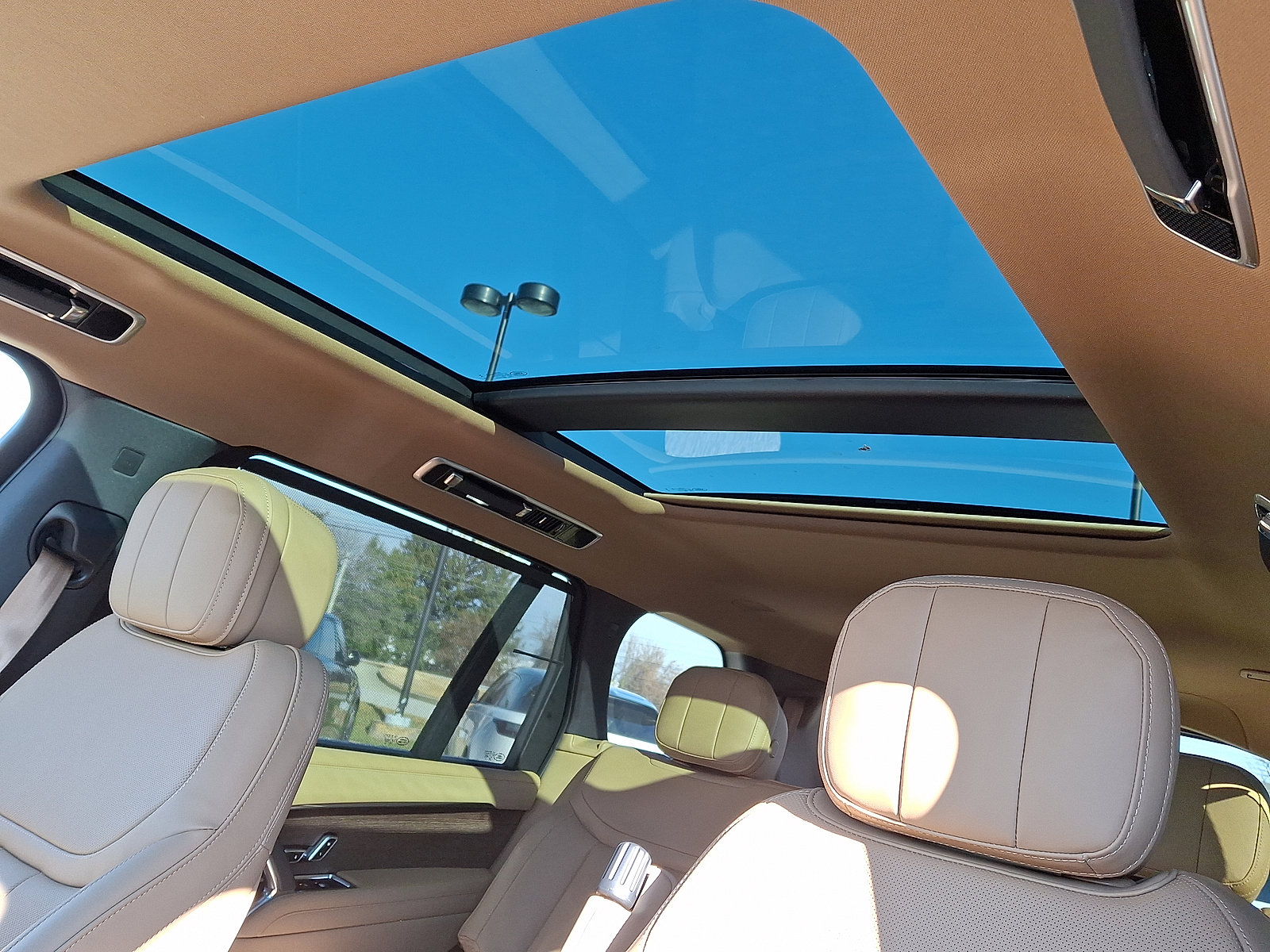 New 2026 Land Rover Range Rover Long Wheelbase SE image 11