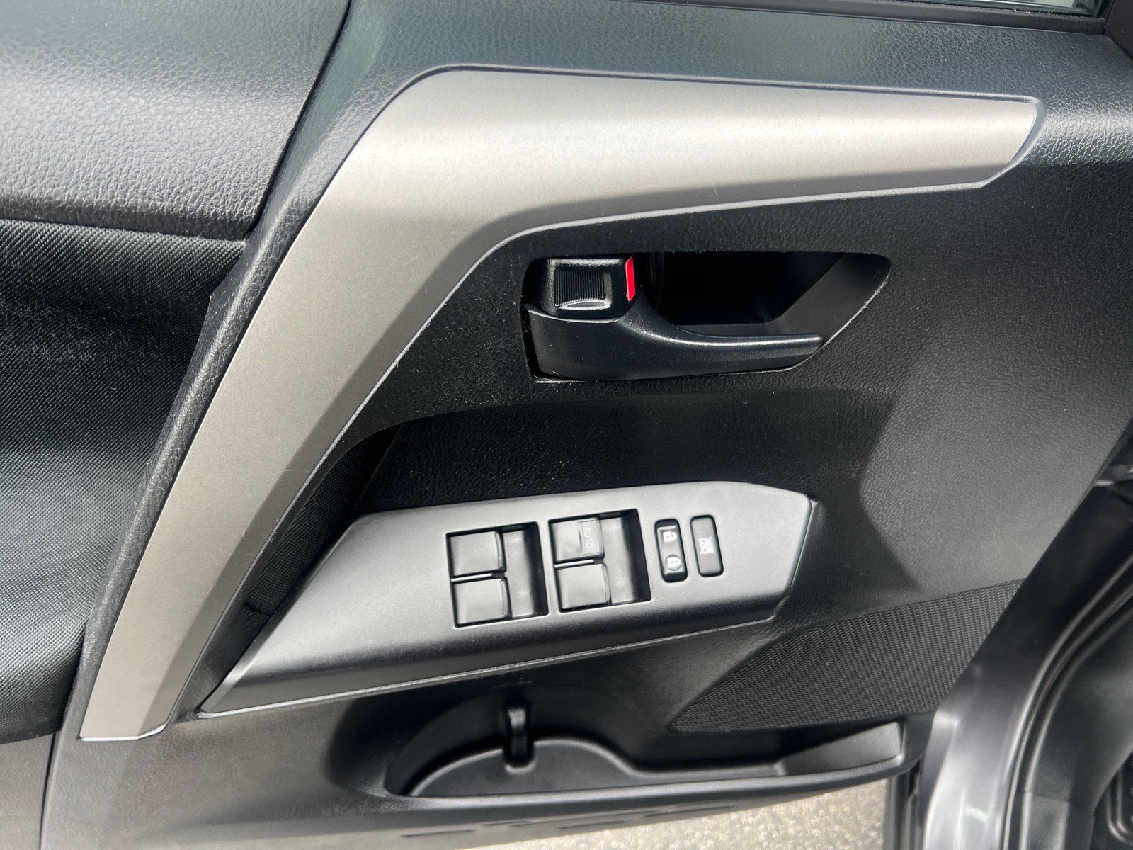 Used 2018 Toyota RAV4 LE w/ All Weather Liner Package FWD image 14