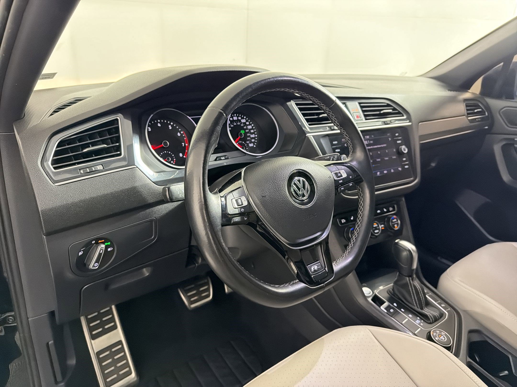 Used 2021 Volkswagen Tiguan SE R-Line image 4