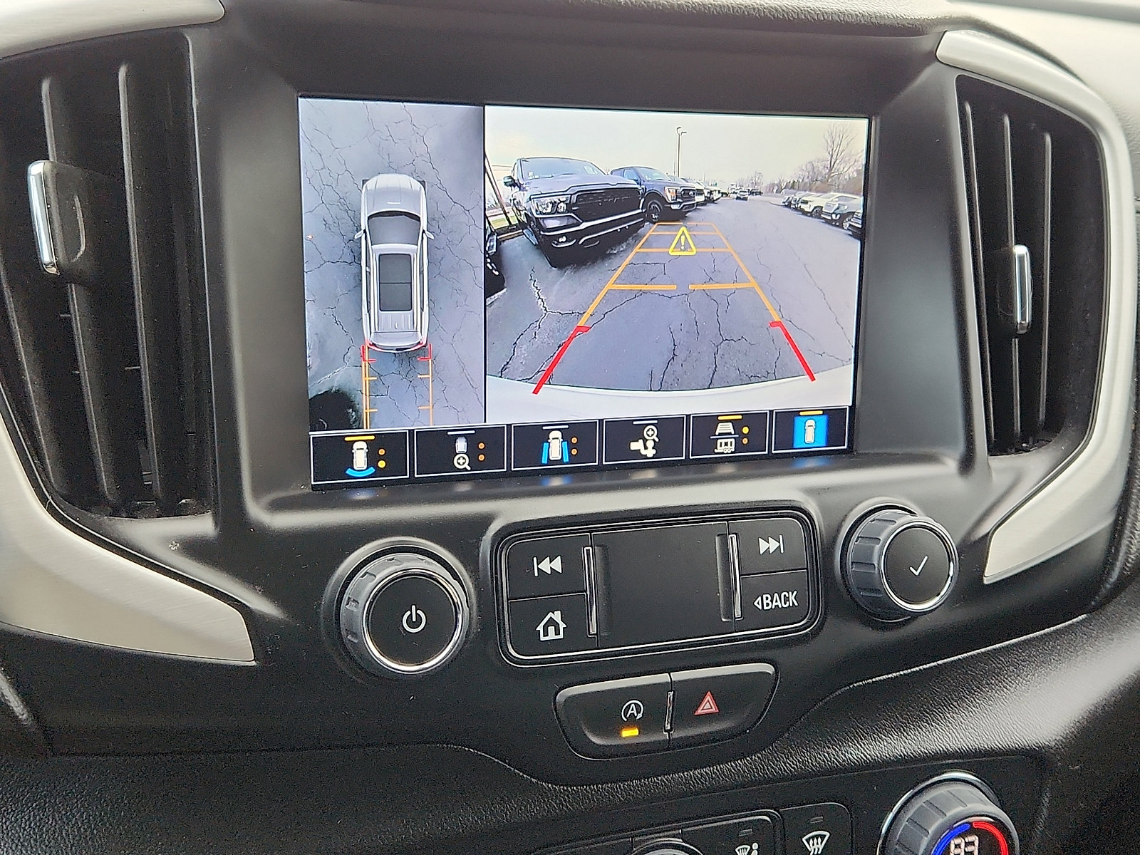 Used 2024 GMC Terrain SLT w/ Infotainment Package II image 21