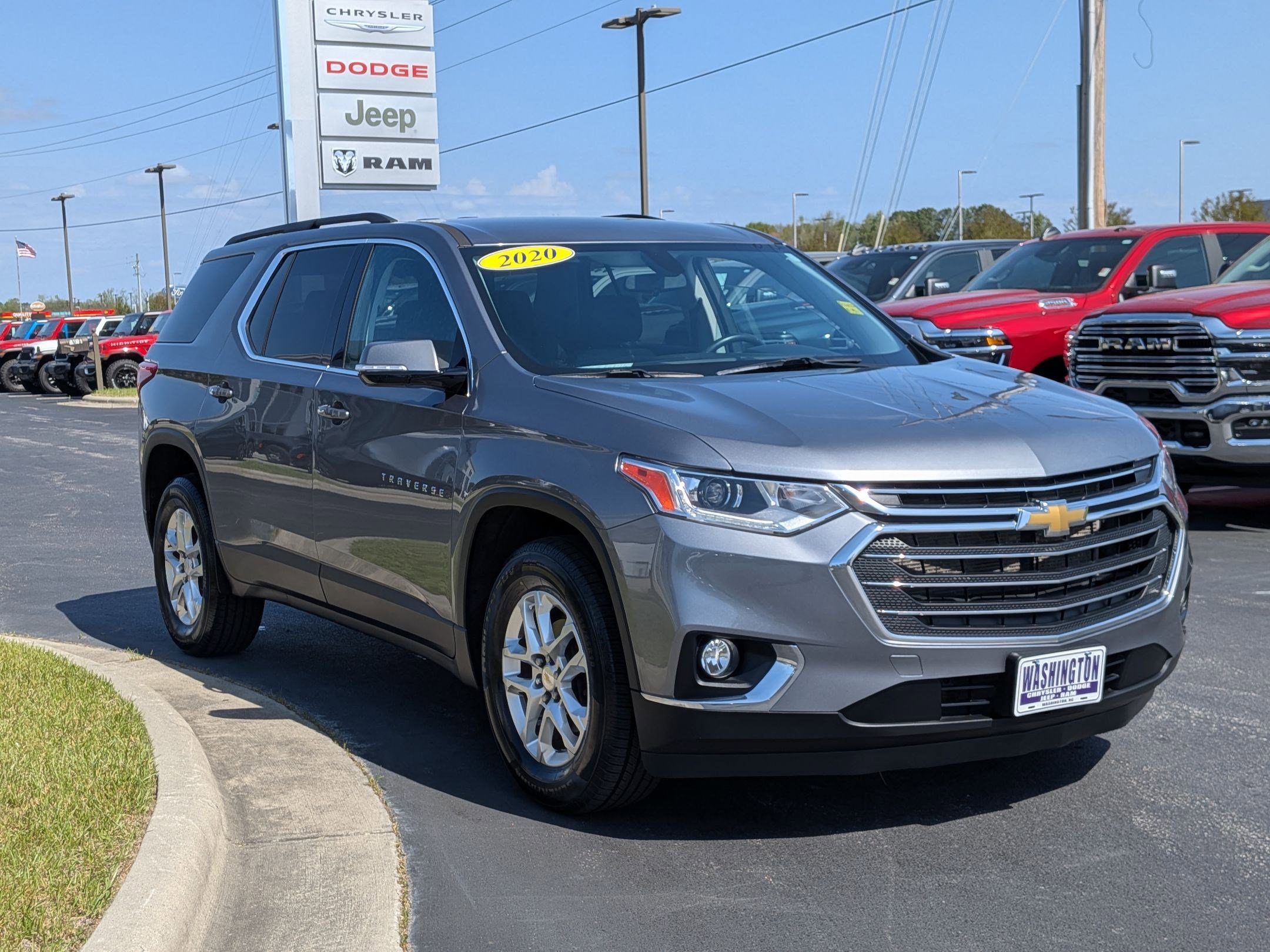 Used 2020 Chevrolet Traverse LT image 3
