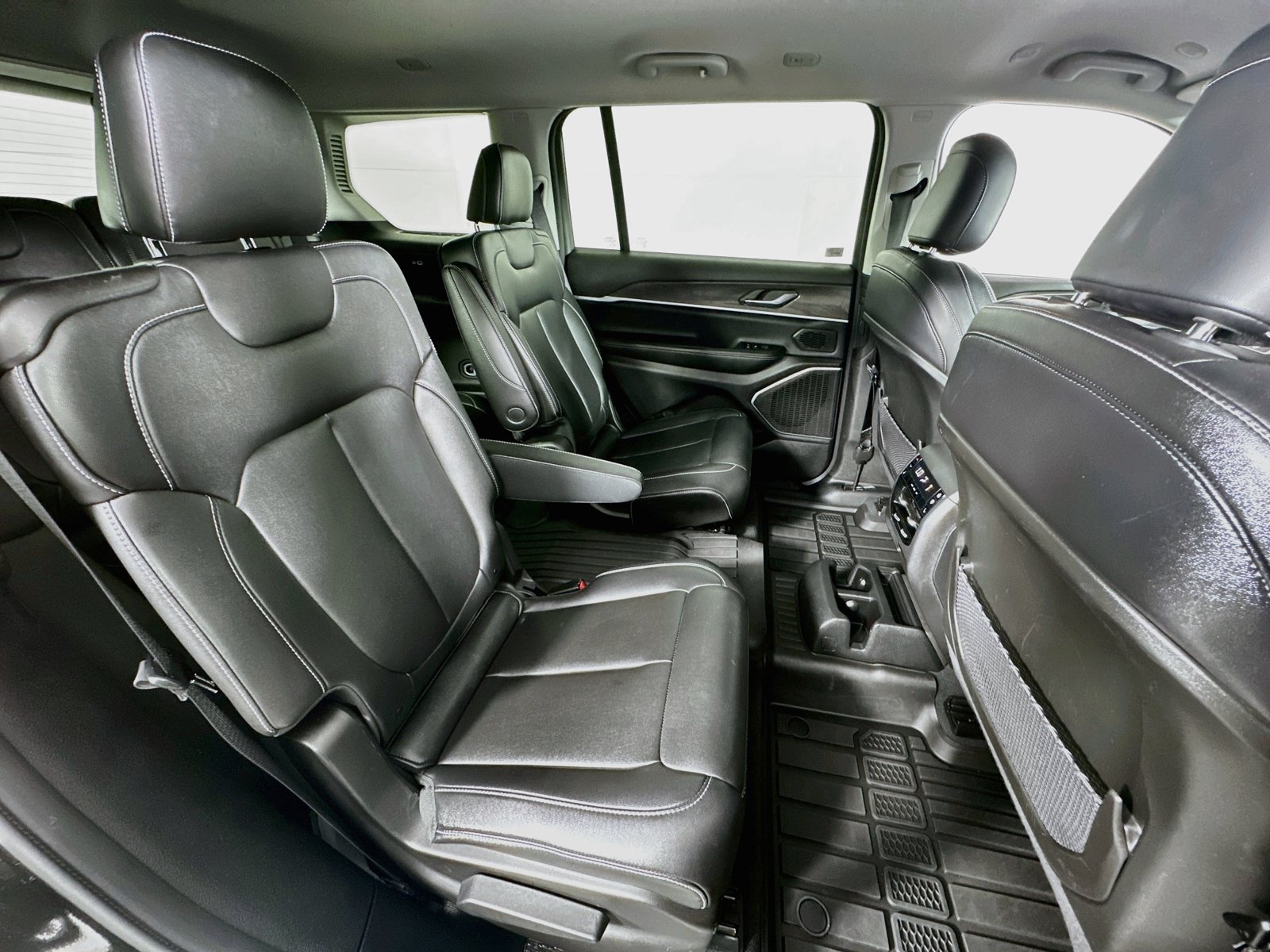 Used 2023 Jeep Grand Cherokee L Limited RWD image 29