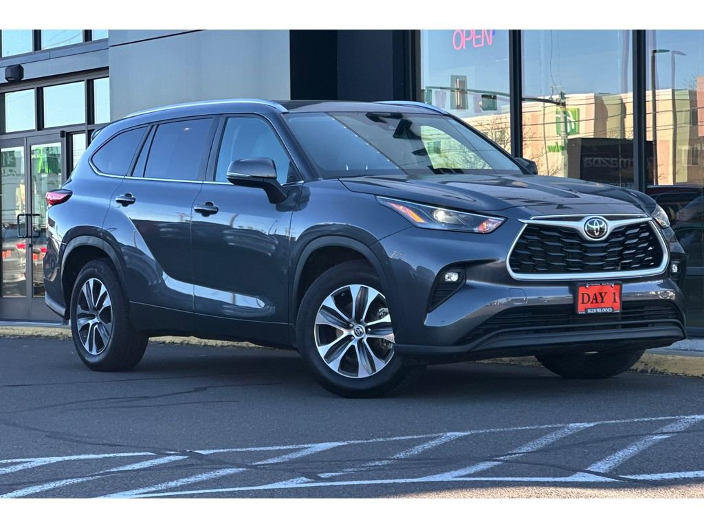 Used 2023 Toyota Highlander XLE image 2