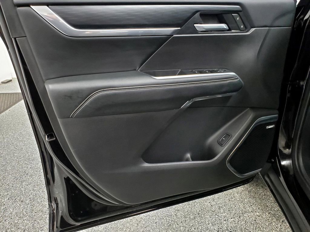 Used 2025 GMC Acadia Elevation image 12