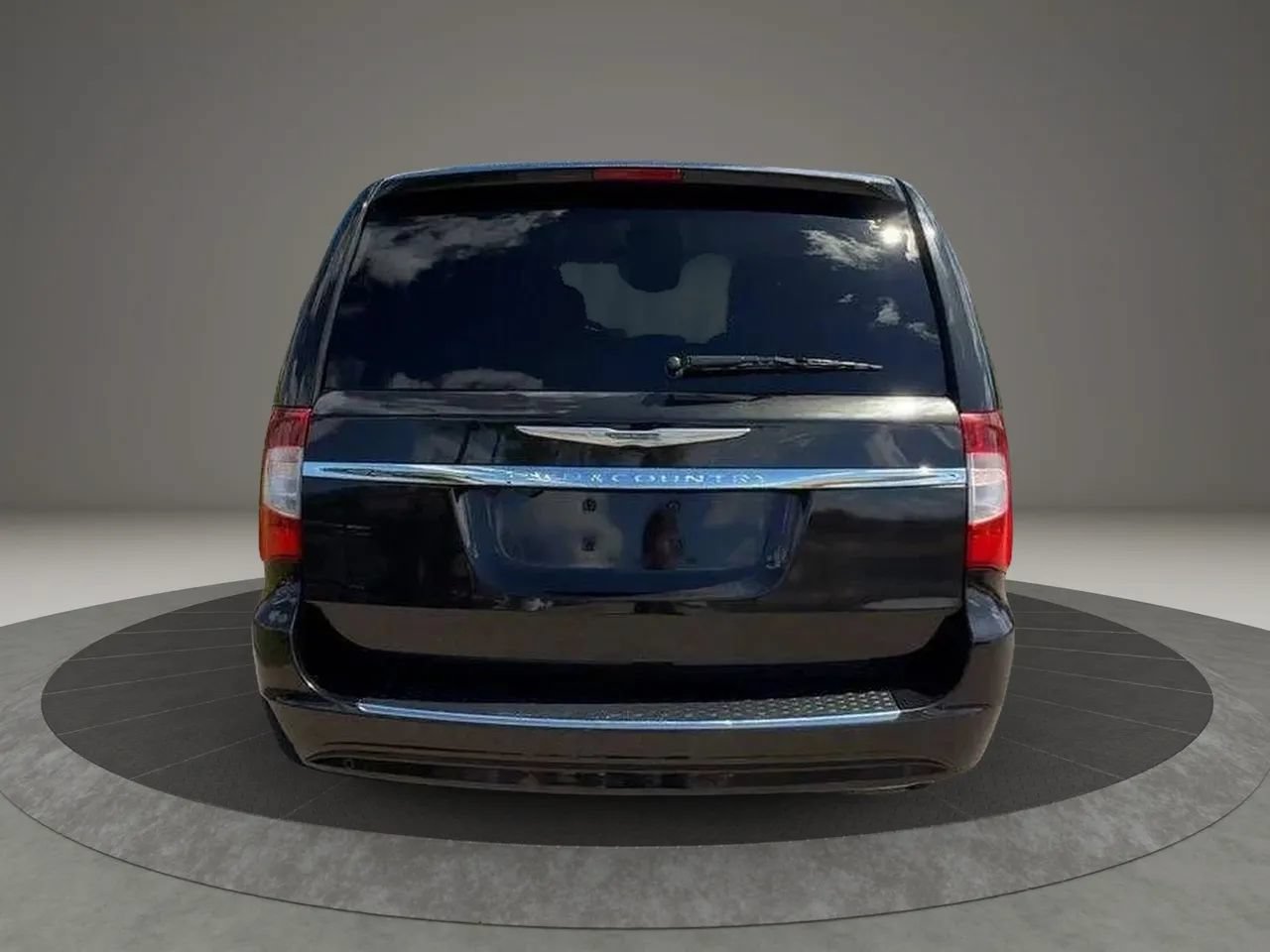 Used 2014 Chrysler Town & Country Touring-L w/ Driver Convenience Group FWD image 5