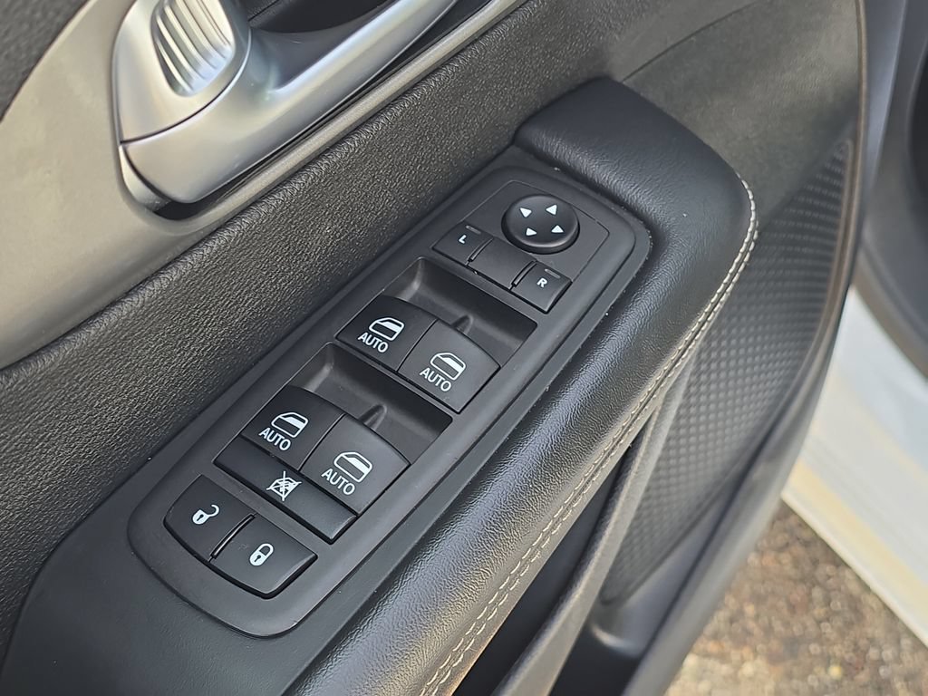 Used 2025 Chrysler Pacifica Select FWD image 11