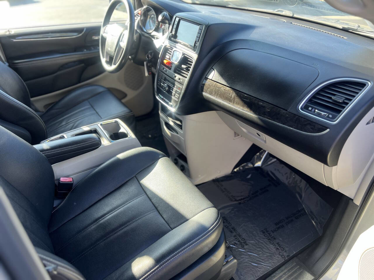 Used 2016 Chrysler Town & Country Touring image 20