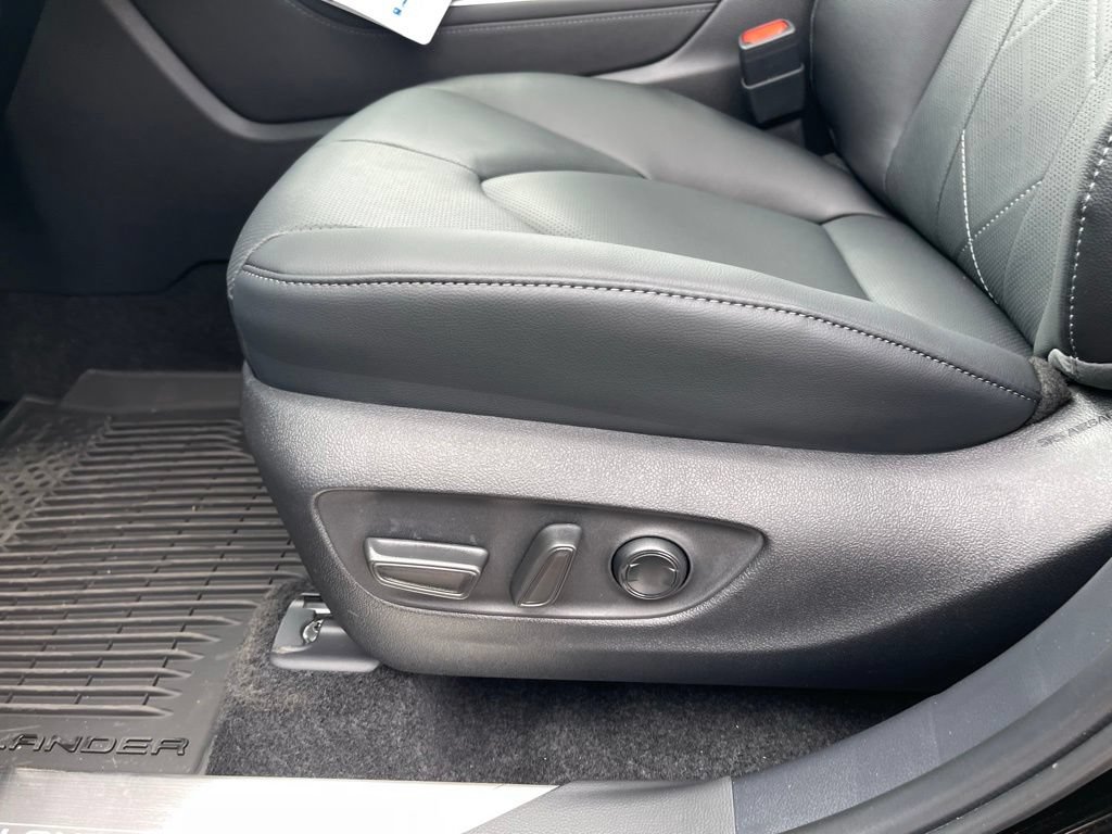 New 2026 Toyota Highlander Platinum AWD/4WD image 17