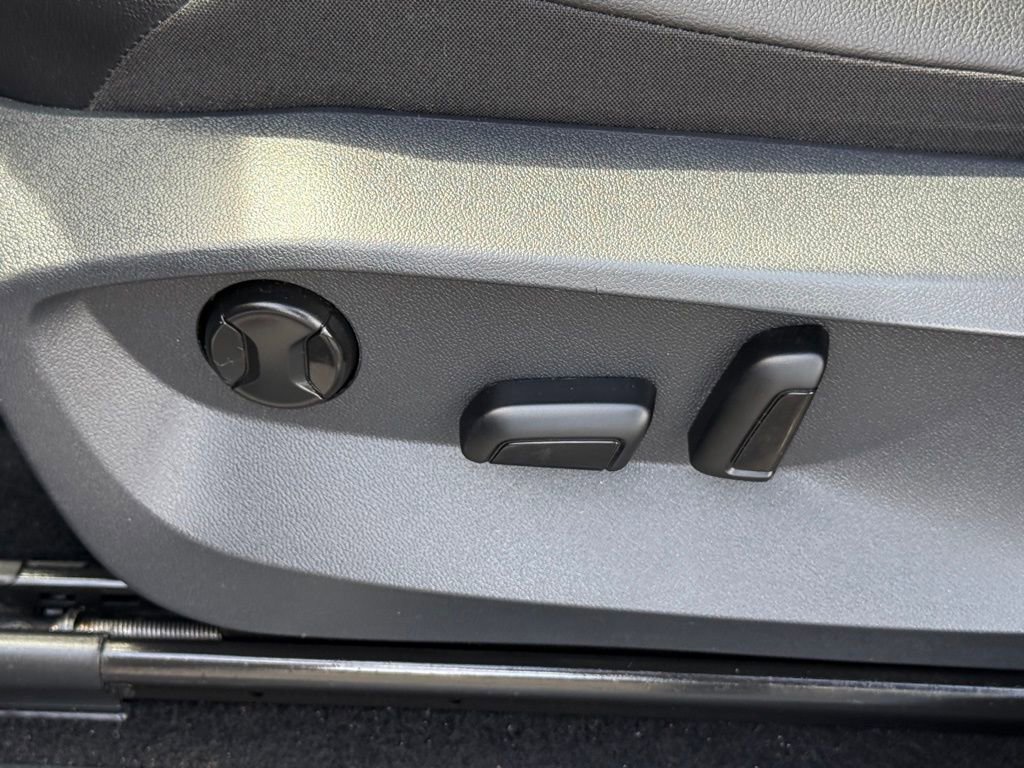 Used 2022 Volkswagen Tiguan SE w/ Panoramic Sunroof Package image 14