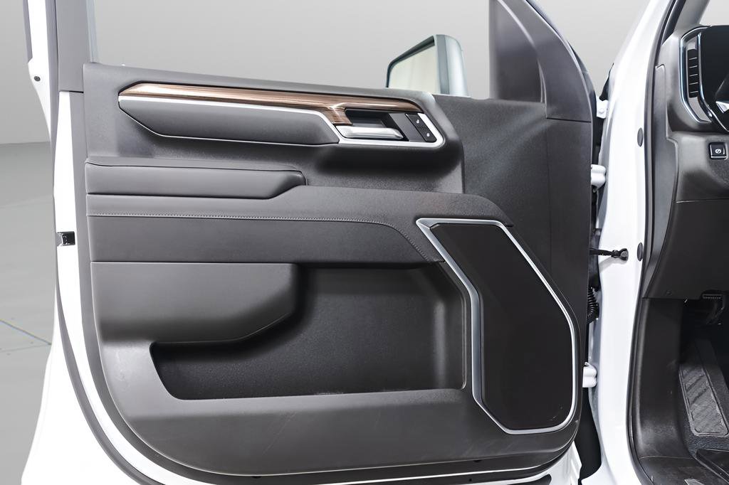 Used 2025 Chevrolet Silverado 2500 LT w/ Convenience Package image 23