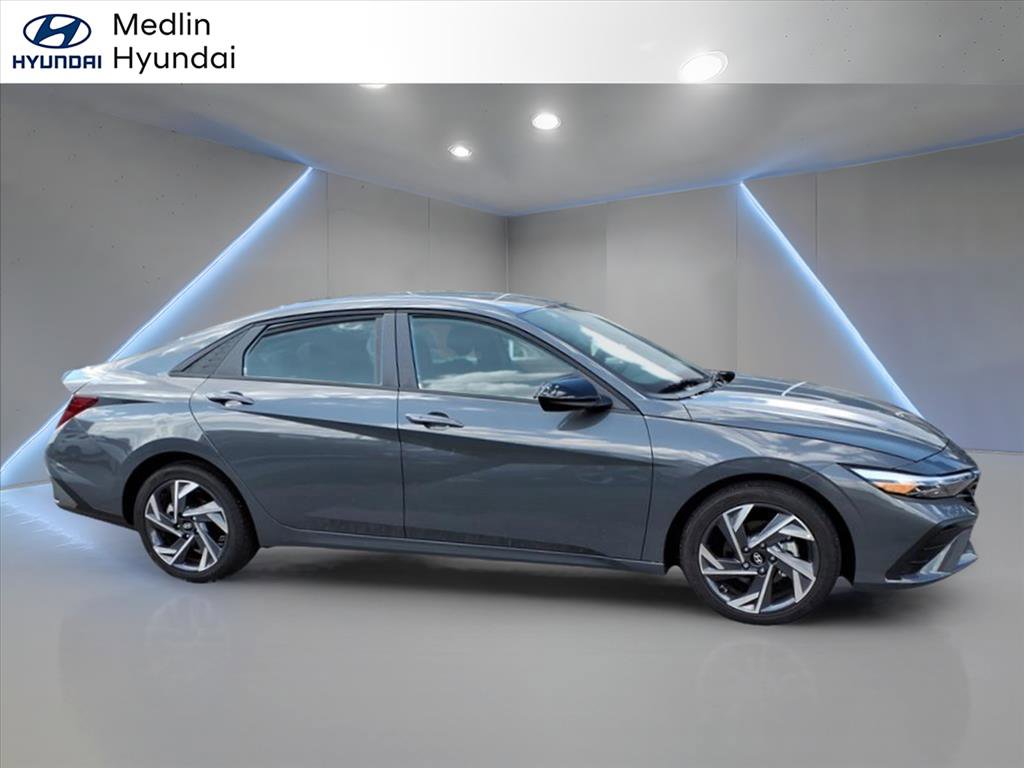 Used 2025 Hyundai Elantra Sport image 22