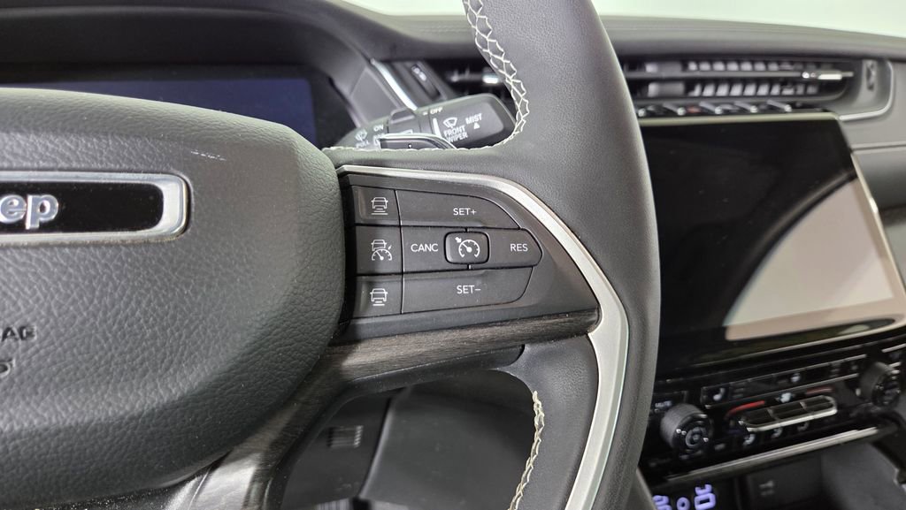 Used 2023 Jeep Grand Cherokee Limited image 18