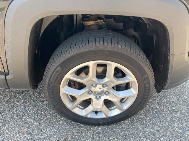 Used 2017 Jeep Renegade Latitude w/ Popular Equipment Group AWD/4WD image 9
