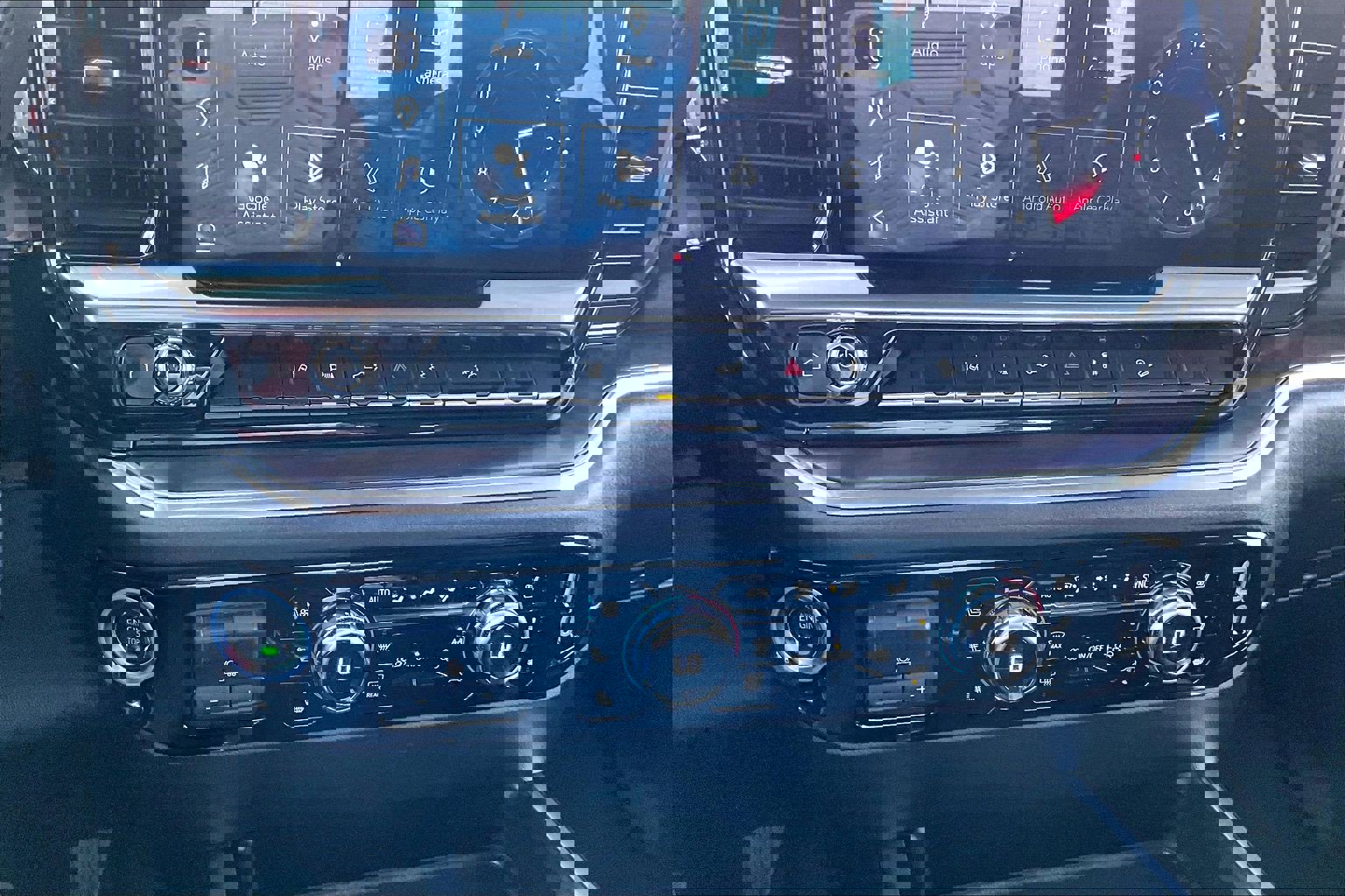 Used 2024 GMC Sierra 2500 SLT w/ SLT Premium Package image 16