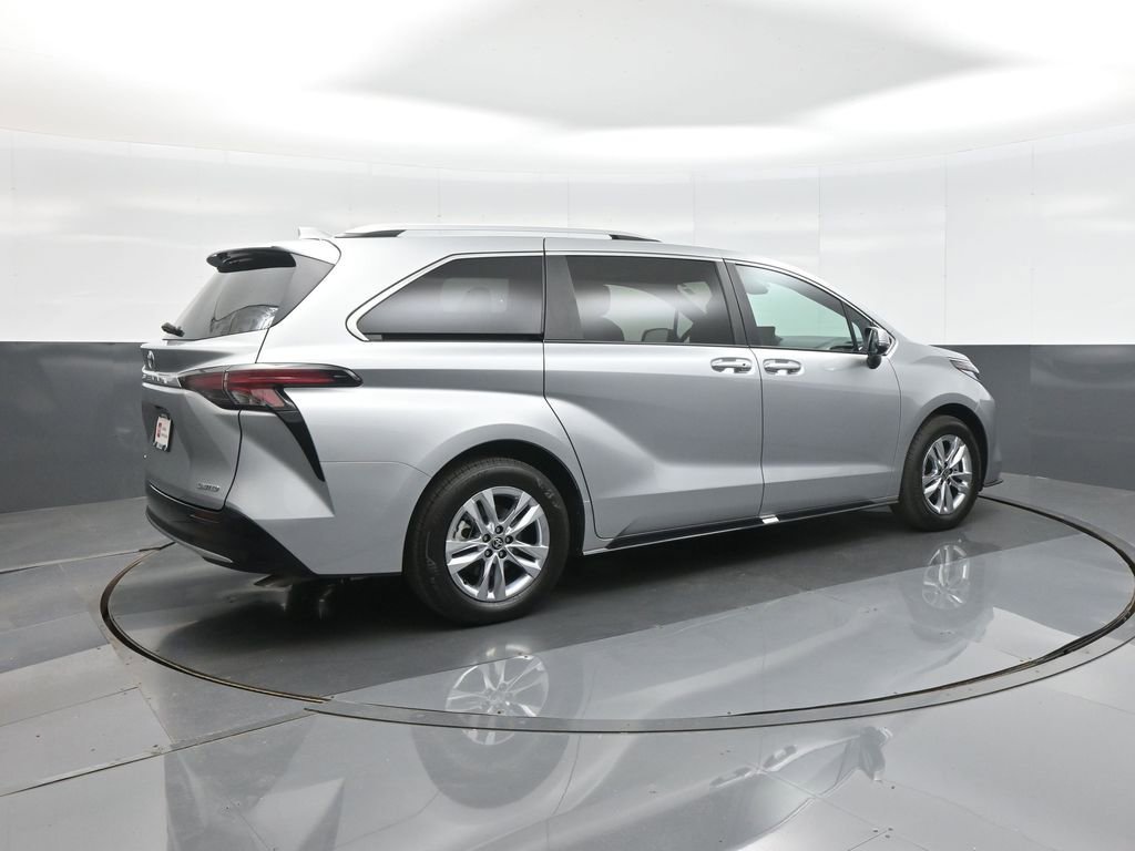 Used 2025 Toyota Sienna Limited AWD/4WD image 9