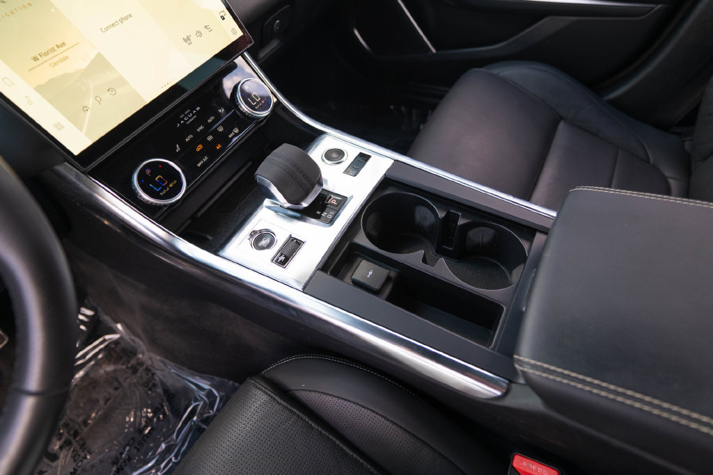 Used 2023 Jaguar XF R-Dynamic SE AWD/4WD image 25