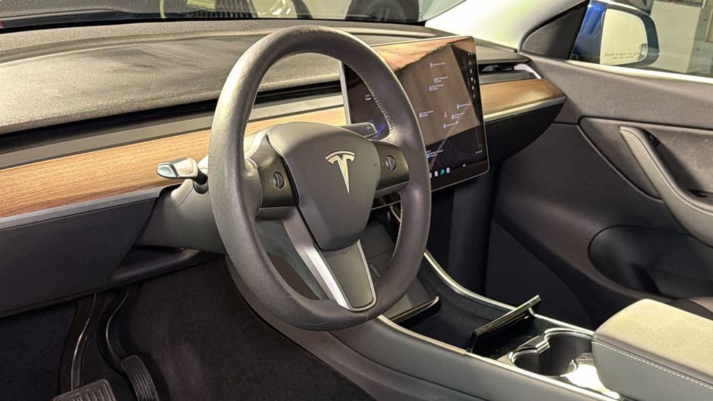 Used 2021 Tesla Model Y Standard Range image 20