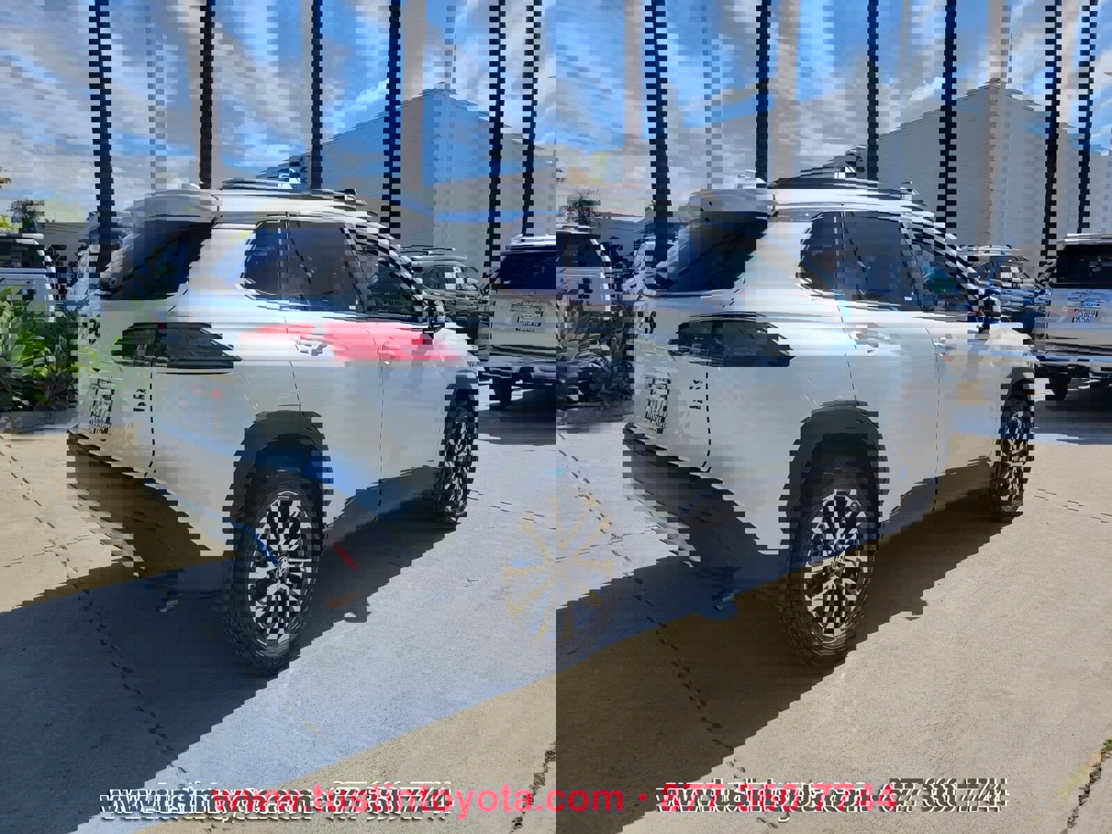 Certified 2022 Toyota Corolla Cross XLE w/ Convenience Package image 4