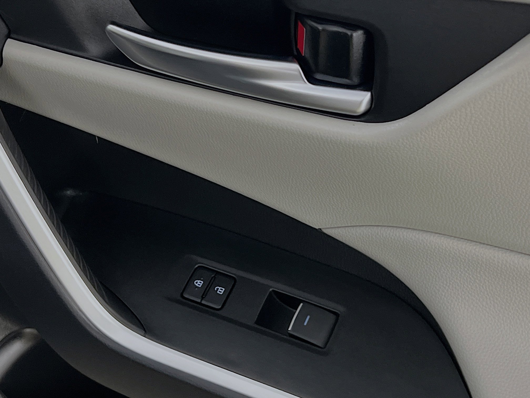 Used 2025 Toyota RAV4 XLE image 32