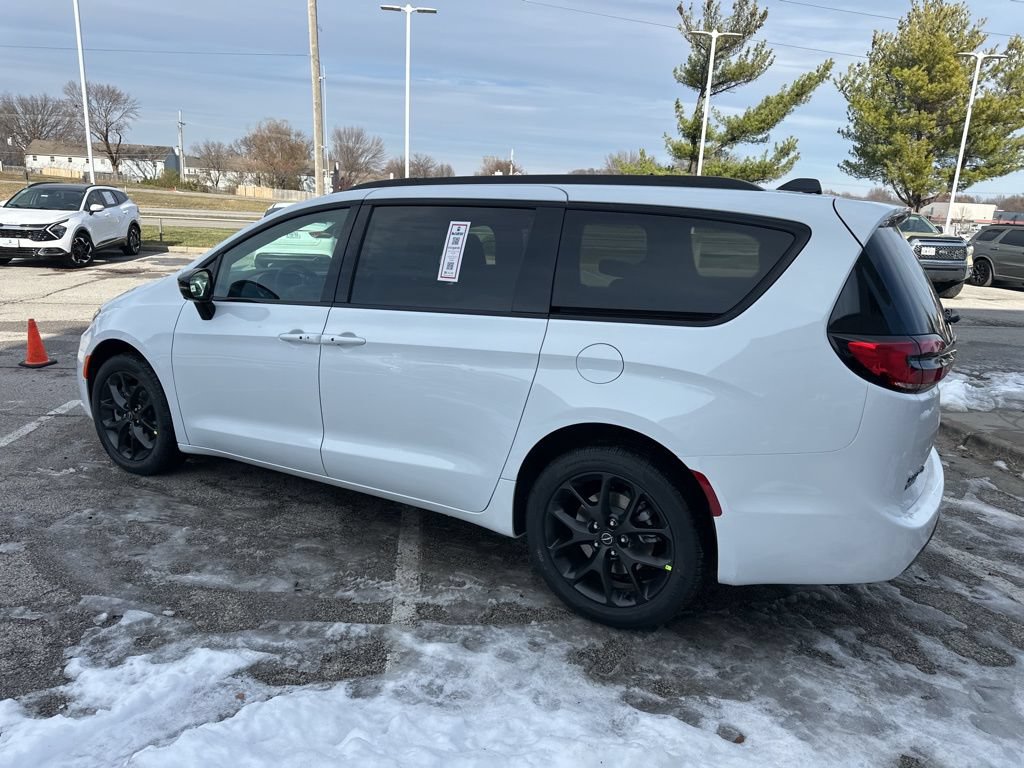 New 2026 Chrysler Pacifica Select AWD/4WD image 22
